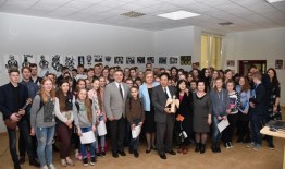 Japonijos ambasadorius su žmona atidarė Kunigami moksleivių darbų parodą Birštono gimnazijoje