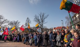 Lietuvos trispalvės spalvomis nušvitusi Vasario 16-oji Birštone: patriotiškai nusiteikę šventinio minėjimo dalyviai ir pirmą kartą jaunimo organizuotas pėsčiųjų žygis!