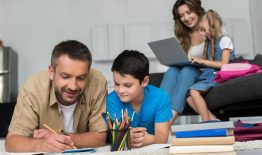 „(Ne) vienas namuose“ –  aktuali informacija vaikams ir jų tėvams