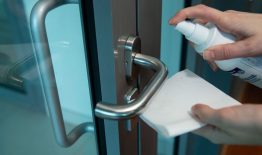 Užtvara koronavirusui plisti – daugiabučių namų laiptinių dezinfekcija