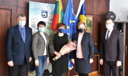 Pasveikinta gražaus jubiliejaus sulaukusi ilgametė Švietimo, kultūros ir sporto skyriaus vedėja Angelė Žiūraitienė