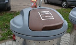 Kur mesti stiklainius, indelius, dėžutes su uoginių, mišrainių ar kitokio maisto likučiais – į maisto ar į pakuočių konteinerius?