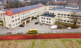 Birštono gimnazija nuo šiol elektros energiją gaminsis pati – ant pastato stogo įrengta moderni saulės fotovoltinė elektrinė!