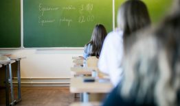 Nuo pirmadienio abiturientai grįžta į mokyklas: kokių taisyklių turi būti laikomasi