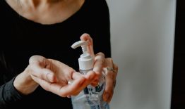Atnaujinta izoliacijos tvarka visuomenei: izoliuotis turės tik turėję sąlytį su kartu gyvenančiu asmeniu, sergančiu COVID-19