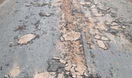 Birštono savivaldybė prašo atsiliepti mačiusius, kas sugadino kelio dangą