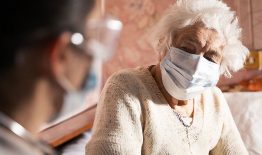 Nuo COVID-19 pasiskiepijusiems 75 metų ir vyresniems žmonėms – vienkartinės išmokos