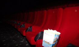 Vartojant maistą ir gėrimus kino seanso metu – vienos kėdės atstumas tarp žiūrovų