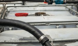 Neteisėtai degina automobilių alyvą ir taip mažina išlaidas už šildymą