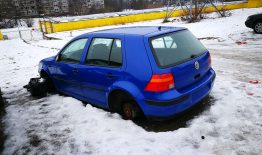 Be priežiūros palikti automobiliai iš kiemų ir gatvių dar nedingo