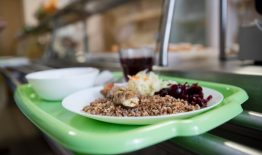 Šeimos, auginančios mokyklinio amžiaus vaikus, nuo liepos 1 d. gali teikti prašymus dėl nemokamo maitinimo ir dėl paramos mokinio reikmenims įsigyti