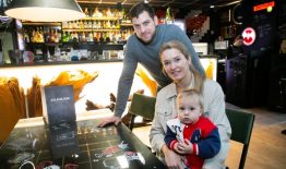 Grįžusi iš emigracijos jauna šeima nėrė į nepažįstamą miestą ir verslą: Artiomas ir Akvilė pasidalijo, kiek kainuoja atidaryti restoraną