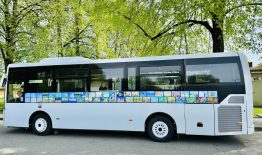 Lietuvą su narystės NATO 20-mečiu ir ES sukakties proga sveikina birštoniečių vaikų piešiniais papuoštas „Kautra“ autobusas