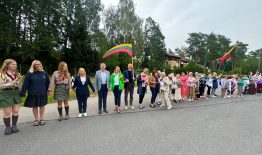 Dvi savivaldybės susijungė iškilmingame Baltijos kelio 35-mečio paminėjime