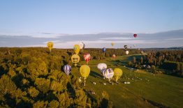 Vasariška sporto fiesta Birštone: danguje varžysis karšto oro balionų oreiviai, žemėje – galiūnai