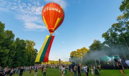 Birštone paminėta Valstybės ir Tautiškos giesmės diena – į dangų pakilo milžiniška Lietuvos trispalvė