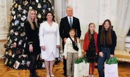 Nemajūnų dienos centras kartu su meno mokyklos vaikais dalyvavo Prezidentūros eglutės įžiebimo šventėje